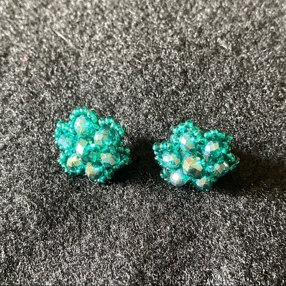 Green beaded flower earrings - Picture 1 of 6